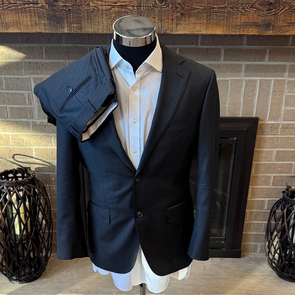 Suitsupply mens 38R charcoal gray 100% wool 2-button suit w/ trousers EUC